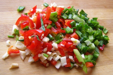 Перец, зеленый лук и чеснок