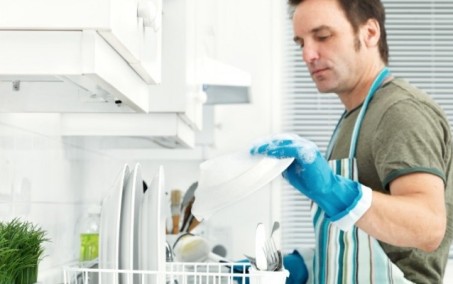 Муж моет посуду