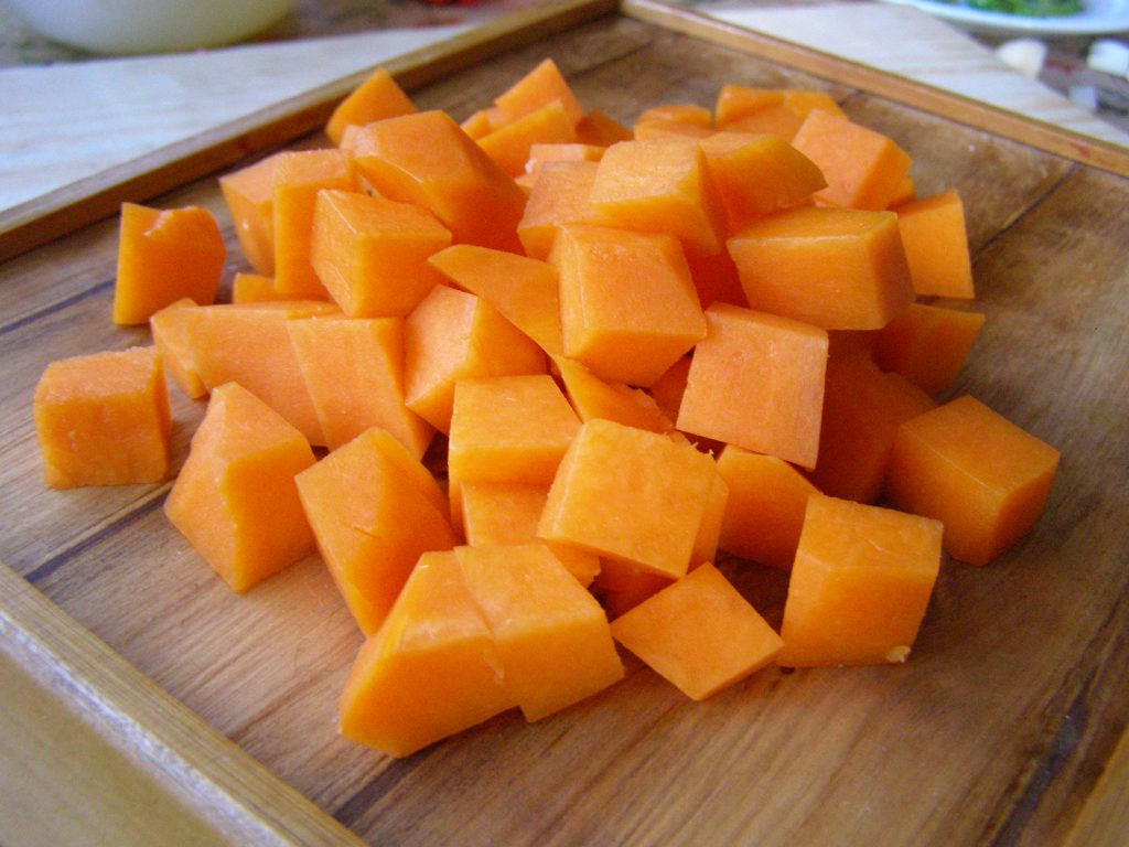 Нарежем кубиками морковь