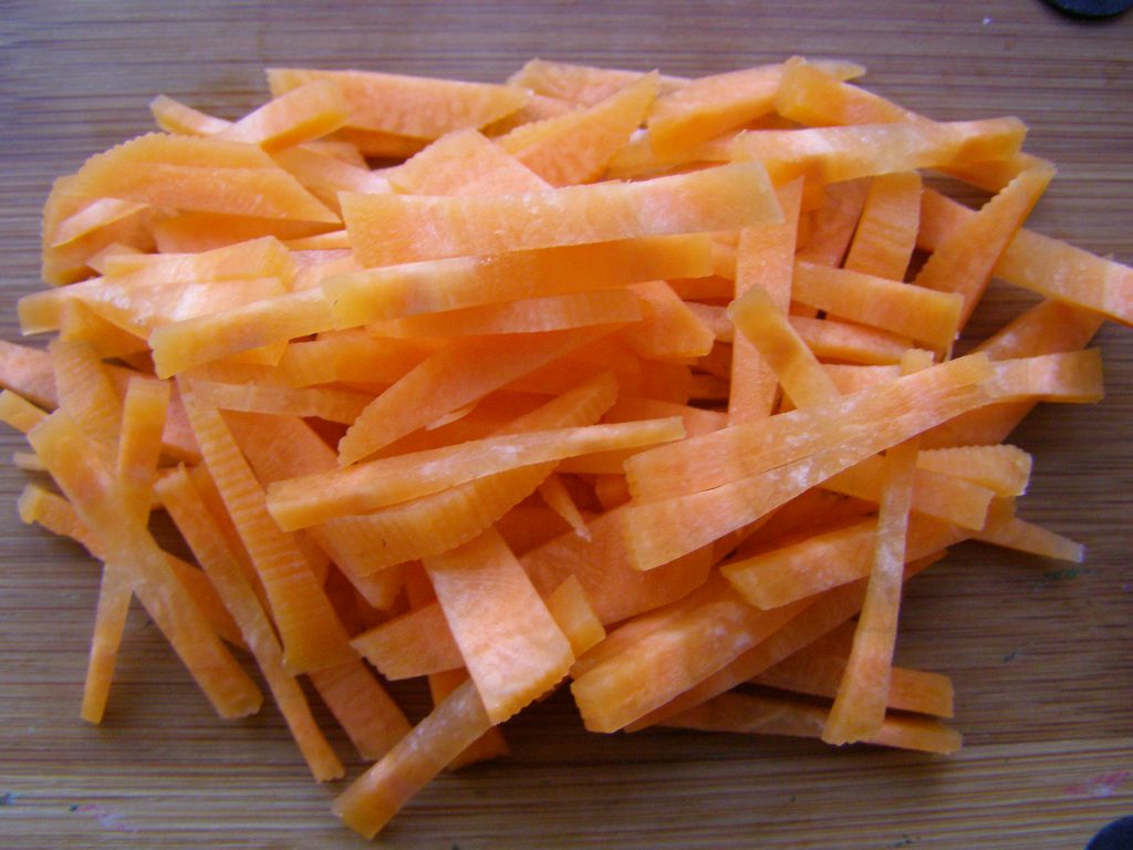 Нарежем морковь на ломтики средних размеров