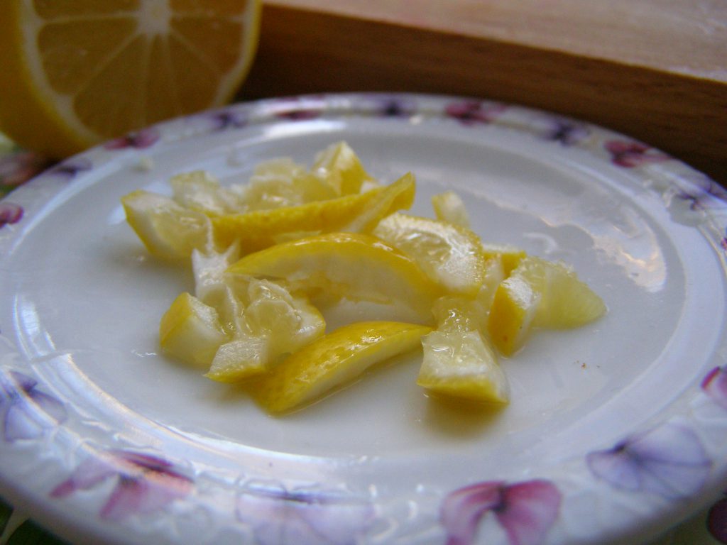 Мелко нарежем лимон