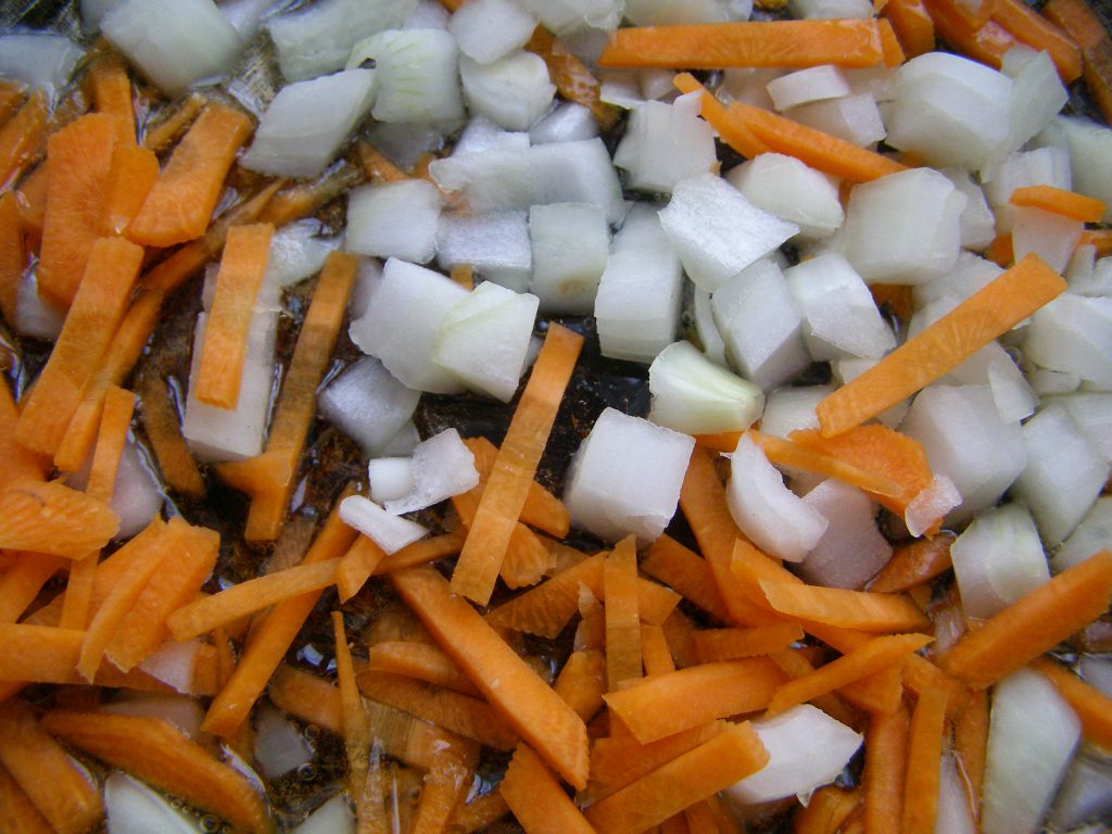 Морковь и лук жарим в масле