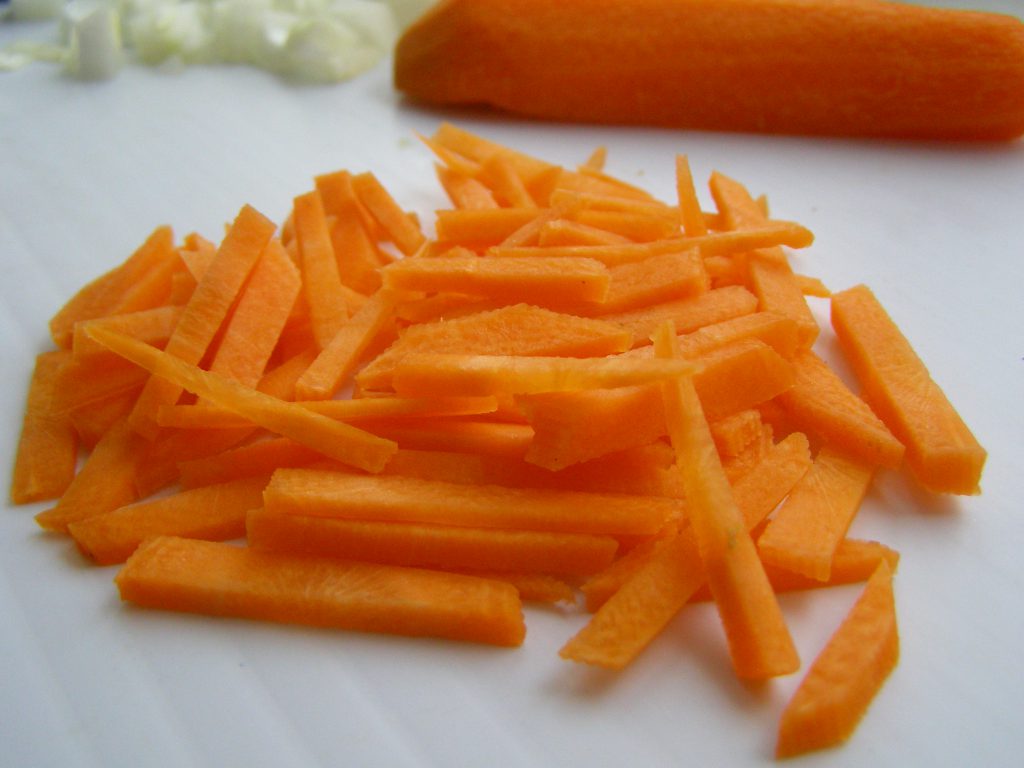 Морковку лучше нарезать соломкой