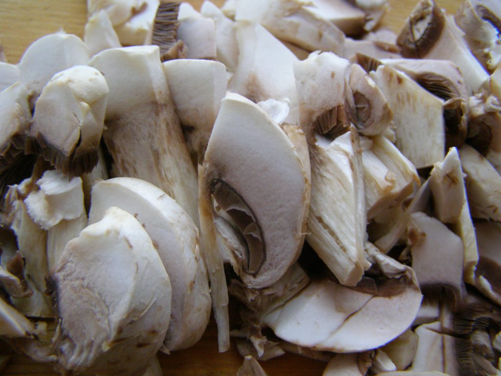 Промытые под краном грибы нарежем средне
