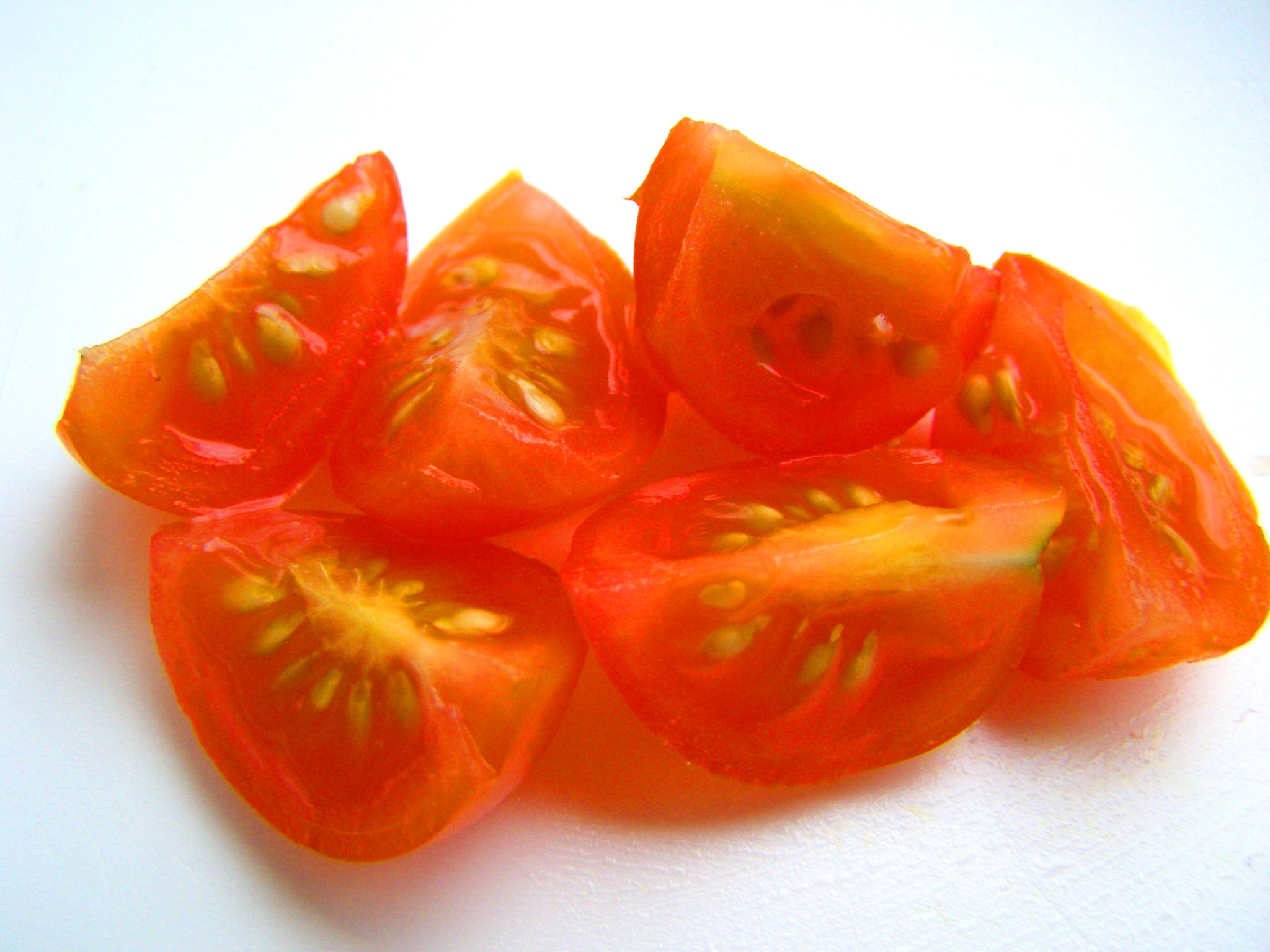 помидоры кусочками. помидоры нарезанные ломтиками. ломтик помидора. помидоры кусочками. помидор нарезанный кусочками.