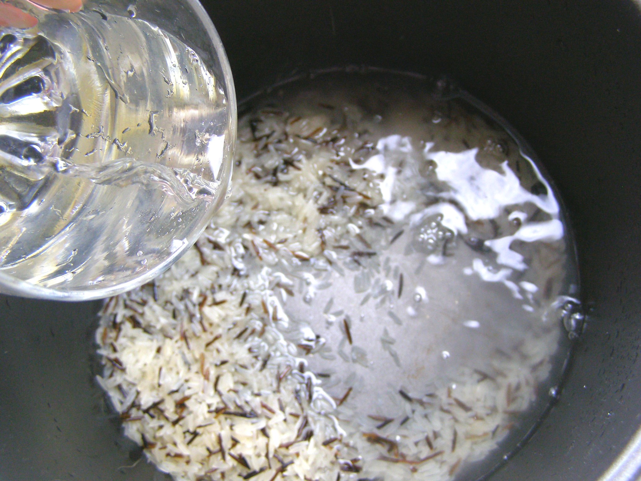 Зальем рис в чаше водой