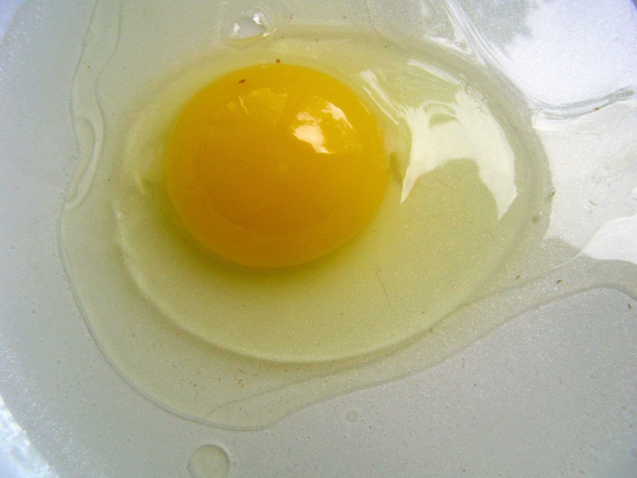 Вобьем яйцо в сковороду