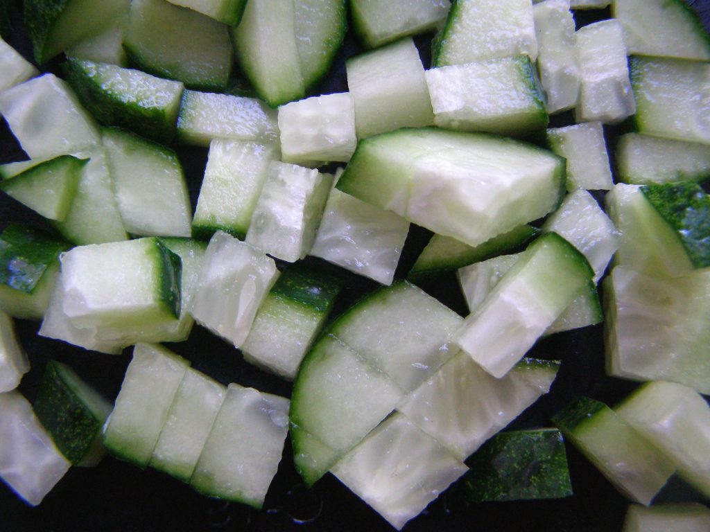 Огурцы нарезанные кубиками. Редька зеленая блюдо. Как нарезать красиво зелёную редьку. Редька очищенная.