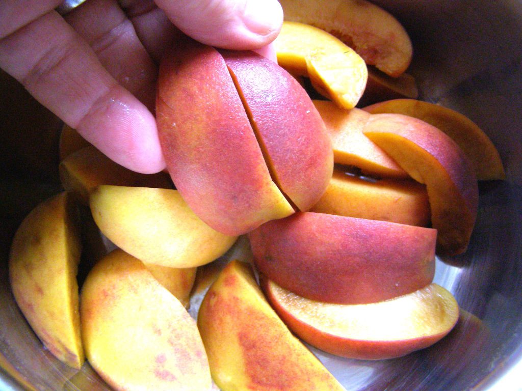 Сложим персики в кастрюльку и зальем водой