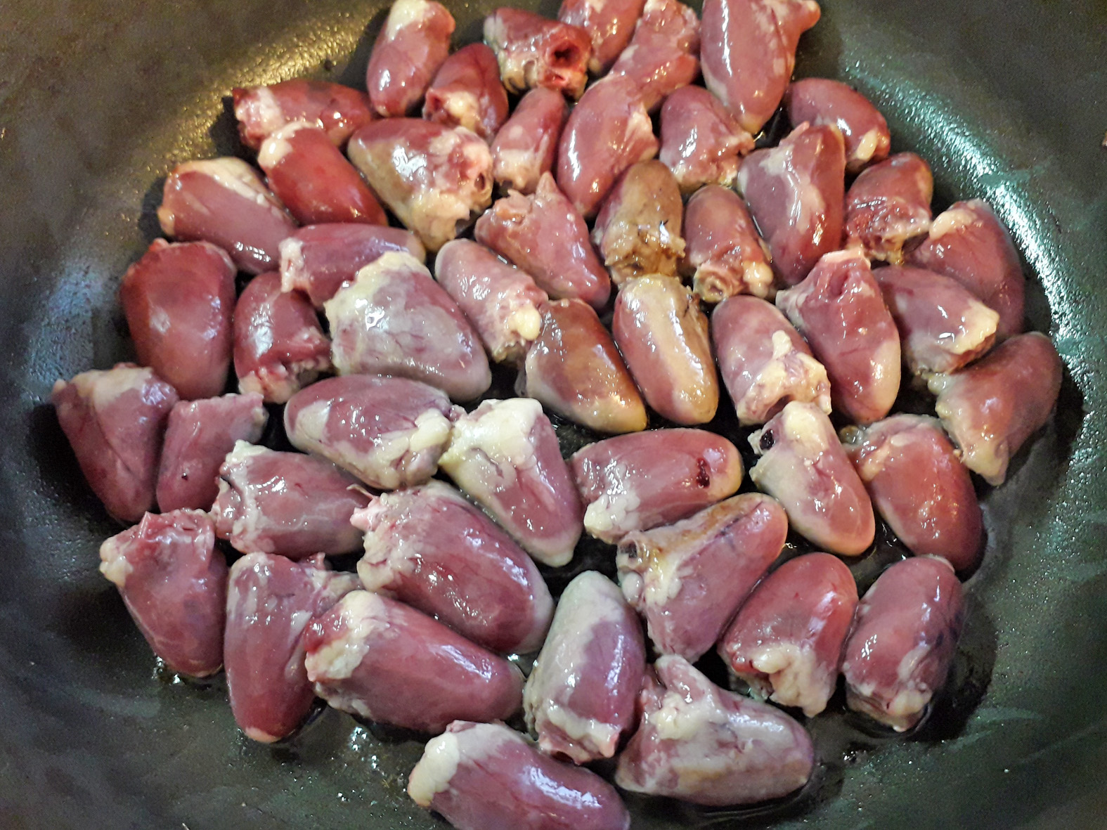 Сердечки время приготовления. Куриные сердечки. Куриные сердечки готовые. Приготовление куриных сердечек на сковороде.