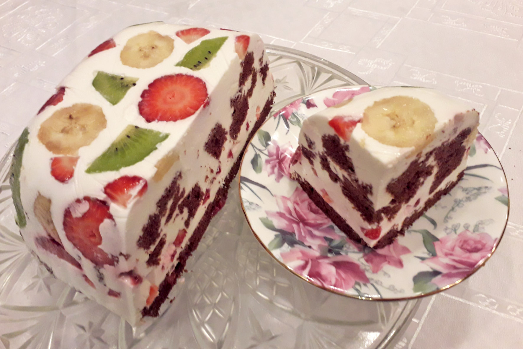 десертный торт в разрезе