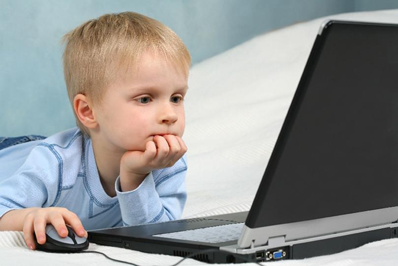 Ребенок в ноутбуке