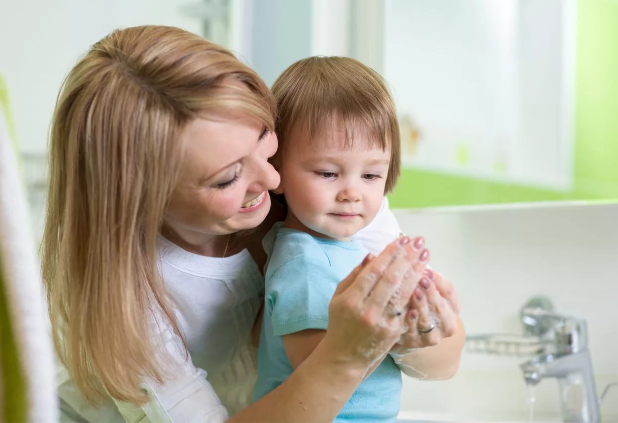 Малыш моет руки
